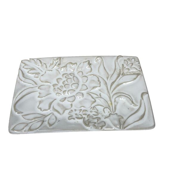Cynthia Rowley Embossed White Peony Soap Dish 3 1/2"W X 5 7/8"L Ring/Coin Holder - Picture 1 of 3